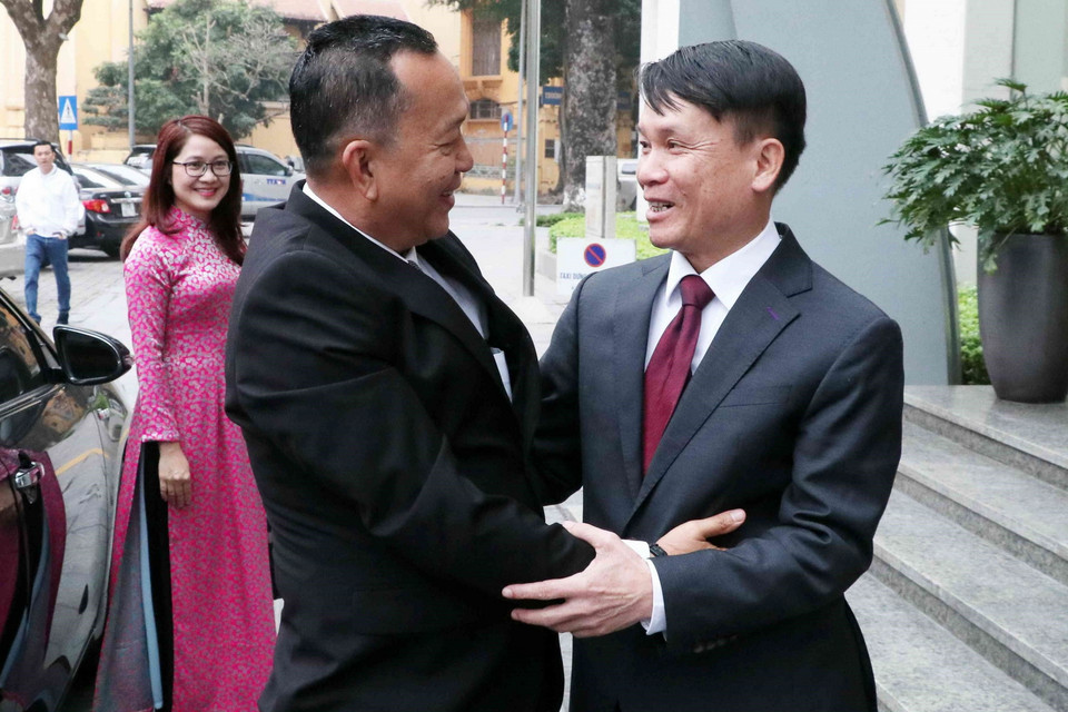 Tổng Giám đốc TTXVN Nguyễn Đức Lợi đón Tổng Giám đốc Thông tấn Pathet Lào (KPL) Sounthone Khanthavong. (Ảnh: Văn Điệp/TTXVN)