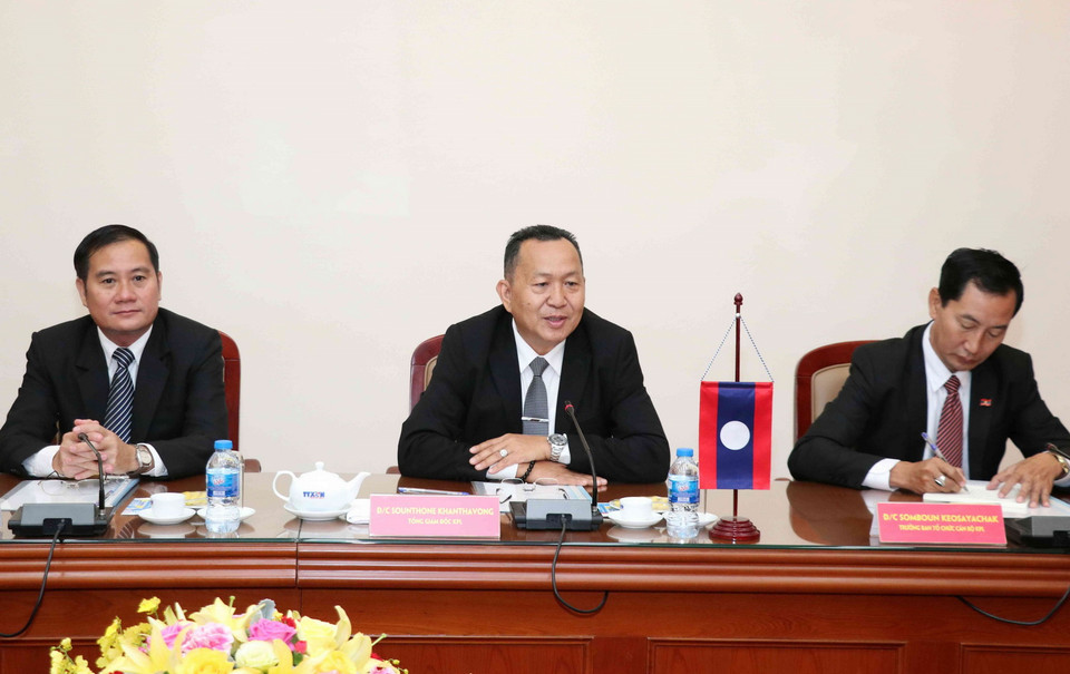 Tổng Giám đốc Thông tấn Pathet Lào (KPL) Sounthone Khanthavong (giữa) tại buổi hội đàm. (Ảnh: Văn Điệp/TTXVN)