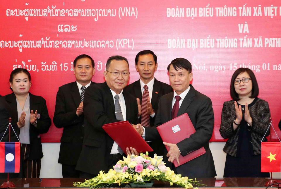 Tổng Giám đốc TTXVN Nguyễn Đức Lợi và Tổng Giám đốc Thông tấn xã Pathet Lào (KPL) Sounthone Khanthavong ký Biên bản ghi nhớ hợp tác. (Ảnh: Văn Điệp/TTXVN)
