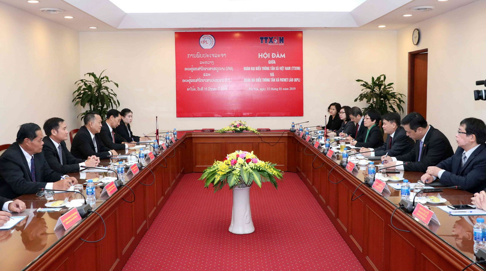 Tổng Giám đốc TTXVN Nguyễn Đức Lợi hội đàm với Tổng Giám đốc Hãng thông tấn Pathet Lào (KPL) Sounthone Khanthavong. (Ảnh: Văn Điệp/TTXVN)