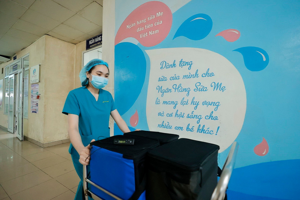 Nhân viên y tế chuyển sữa đã thanh trùng tới các khoa cho bệnh nhi đang điều trị. (Ảnh: Minh Quyết/TTXVN)