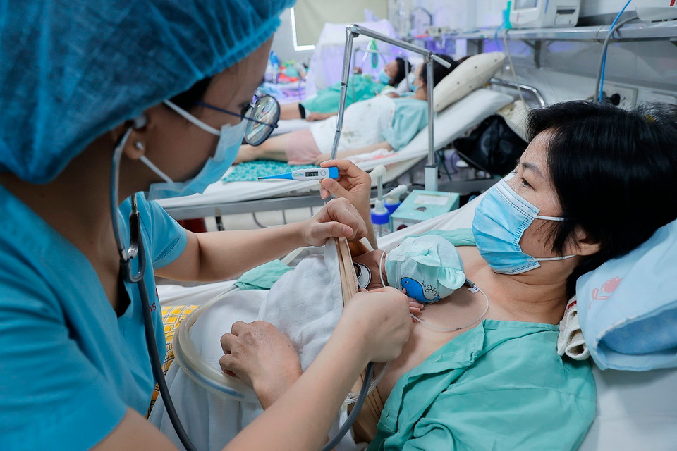 Với trẻ đẻ non, có bệnh lý, sữa mẹ hiến tặng thanh trùng không chỉ là "thức ăn" mà còn đóng vai trò thiết yếu trong việc điều trị cho trẻ. (Ảnh: Minh Quyết/TTXVN)