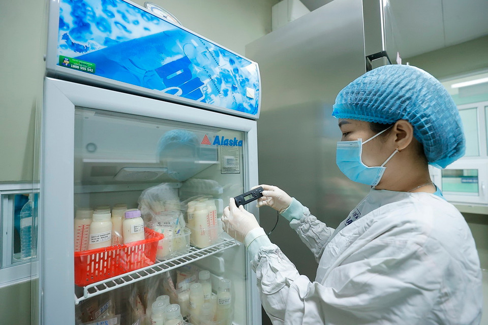 Sữa đã qua sàng lọc được bảo quản ở nhiệt độ phù hợp trước khi thanh trùng. (Ảnh: Minh Quyết/TTXVN)