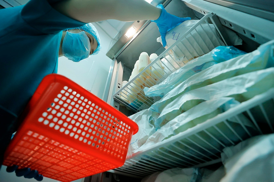 Tủ bảo quản sữa thô tại ngân hàng sữa mẹ, bệnh viện Phụ Sản-Nhi Đà Nẵng. (Ảnh: Minh Quyết/TTXVN)