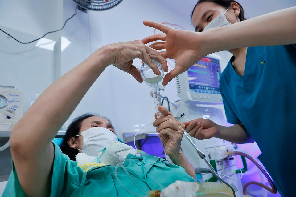 Nhân viên y tế hỗ trợ bệnh nhi sử dụng sữa từ ngân hàng sữa mẹ tại Bệnh viện Phụ Sản-Nhi Đà Nẵng. (Ảnh: Minh Quyết/TTXVN)