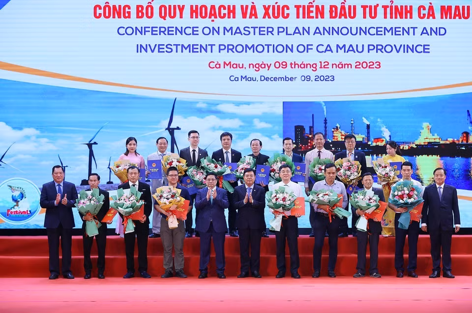 Thủ tướng Phạm Minh Chính với các nhà đầu tư. (Ảnh: Dương Giang/TTXVN)