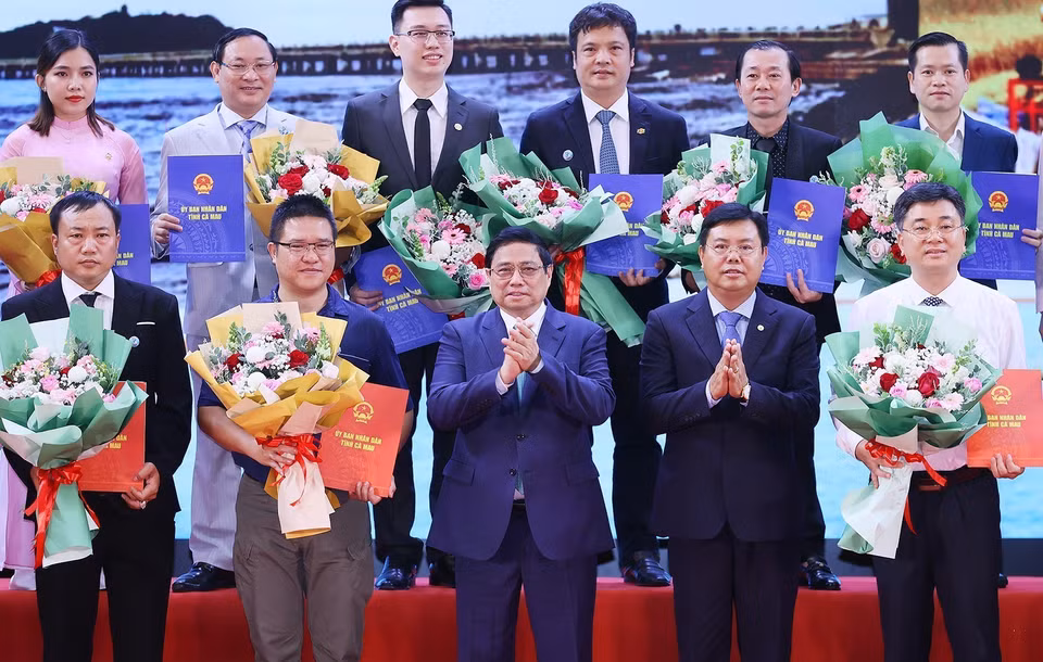 Thủ tướng Phạm Minh Chính với các nhà đầu tư. (Ảnh: Dương Giang/TTXVN)