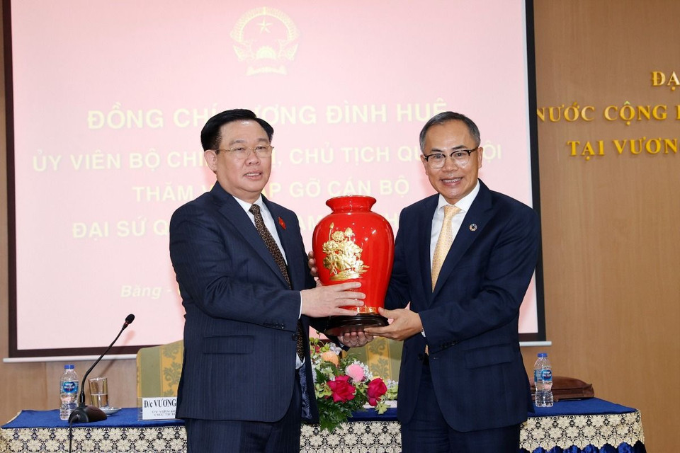 Chủ tịch Quốc hội Vương Đình Huệ tặng quà Đại sứ quán Việt Nam tại Thái Lan. (Ảnh: Doãn Tấn/TTXVN)