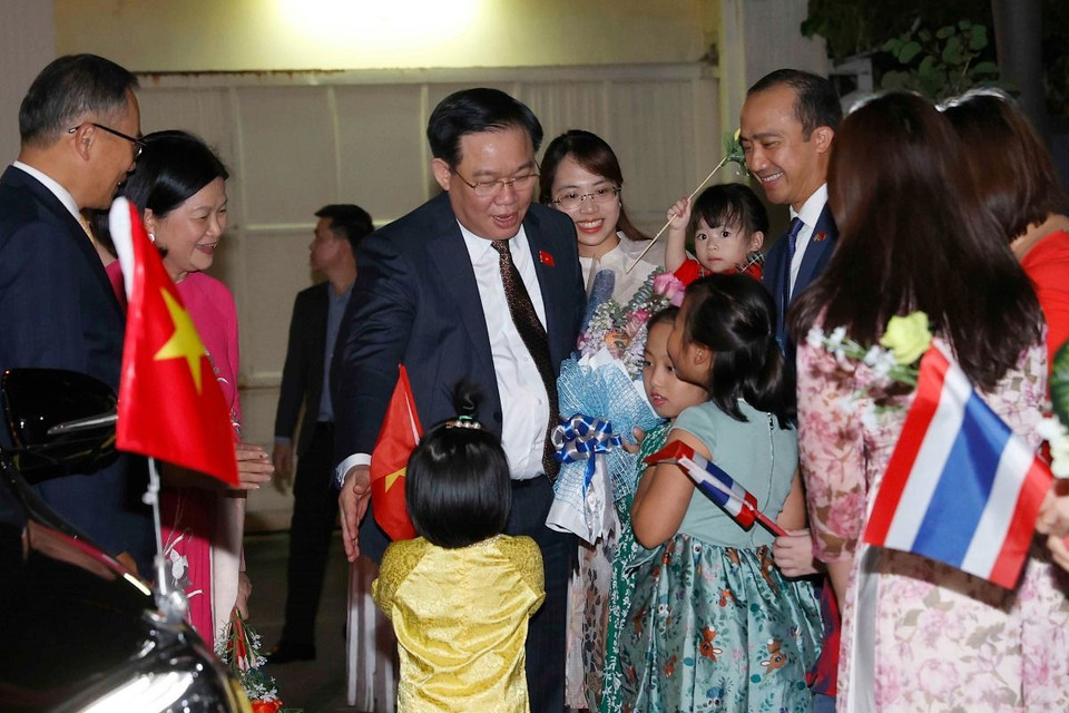 Chủ tịch Quốc hội Vương Đình Huệ với con em Đại sứ quán Việt Nam tại Thái Lan. (Ảnh: Doãn Tấn/TTXVN)