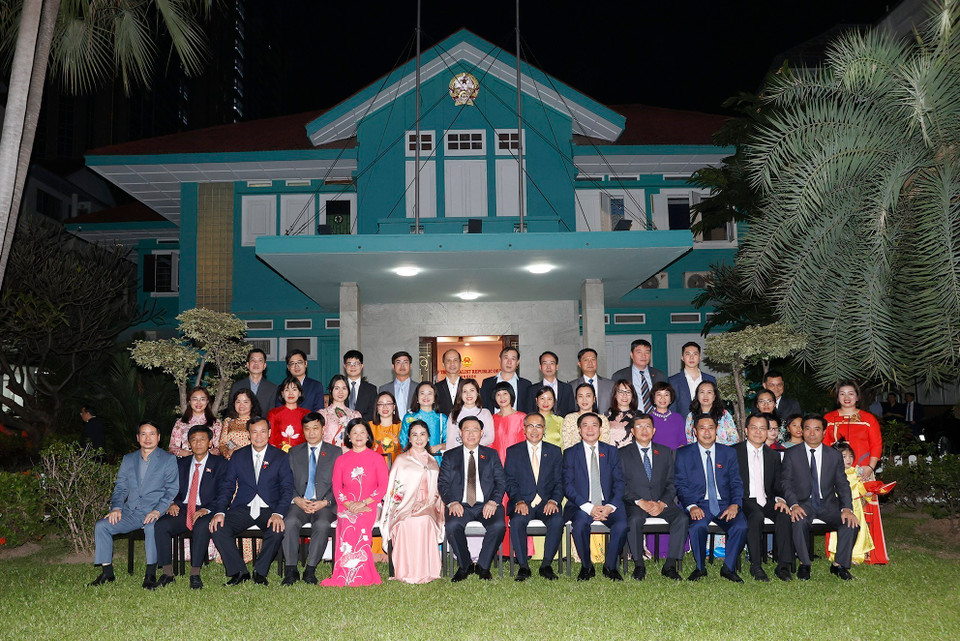 Chủ tịch Quốc hội Vương Đình Huệ và đại biểu với cán bộ, nhân viên Đại sứ quán Việt Nam tại Thái Lan. (Ảnh: Doãn Tấn/TTXVN)