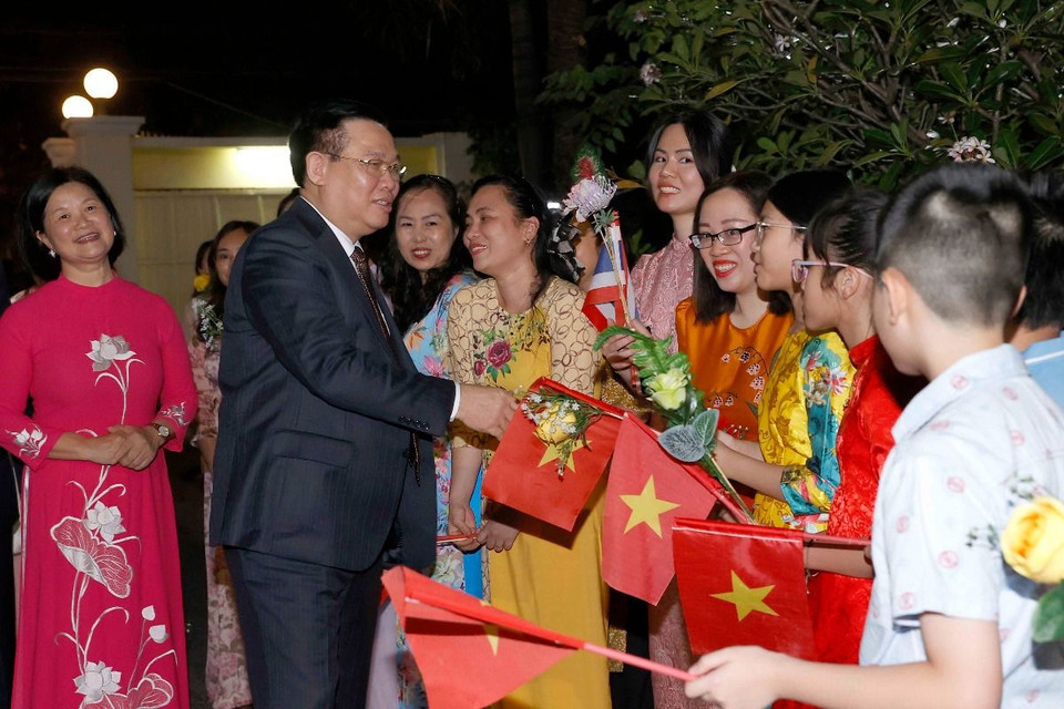 Chủ tịch Quốc hội Vương Đình Huệ với cán bộ, nhân viên, con em Đại sứ quán Việt Nam tại Thái Lan tại lễ đón. (Ảnh: Doãn Tấn/TTXVN)