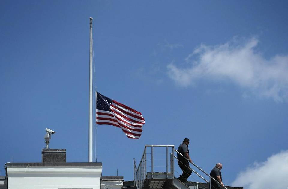 Nhà Trắng đã treo cờ rủ vì vụ xả súng (Nguồn: NewsObserver)