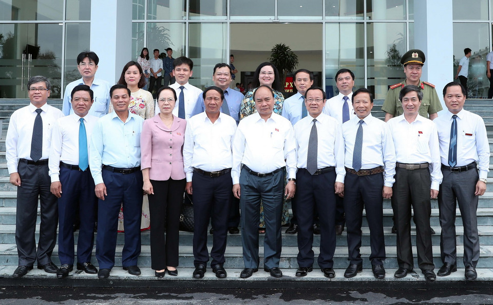 Thủ tướng Nguyễn Xuân Phúc với các cử tri quận Hồng Bàng tại buổi tiếp xúc. (Ảnh: Thống Nhất/TTXVN)