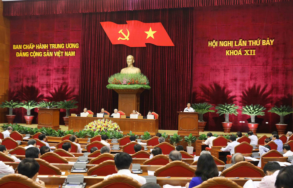 Sáng 8/5, Hội nghị làm việc tại Hội trường để thảo luận về Đề án Tập trung xây dựng đội ngũ cán bộ các cấp, nhất là cấp chiến lược đủ phẩm chất, năng lực và uy tín, ngang tầm nhiệm vụ. (Ảnh: Phương Hoa/TTXVN)