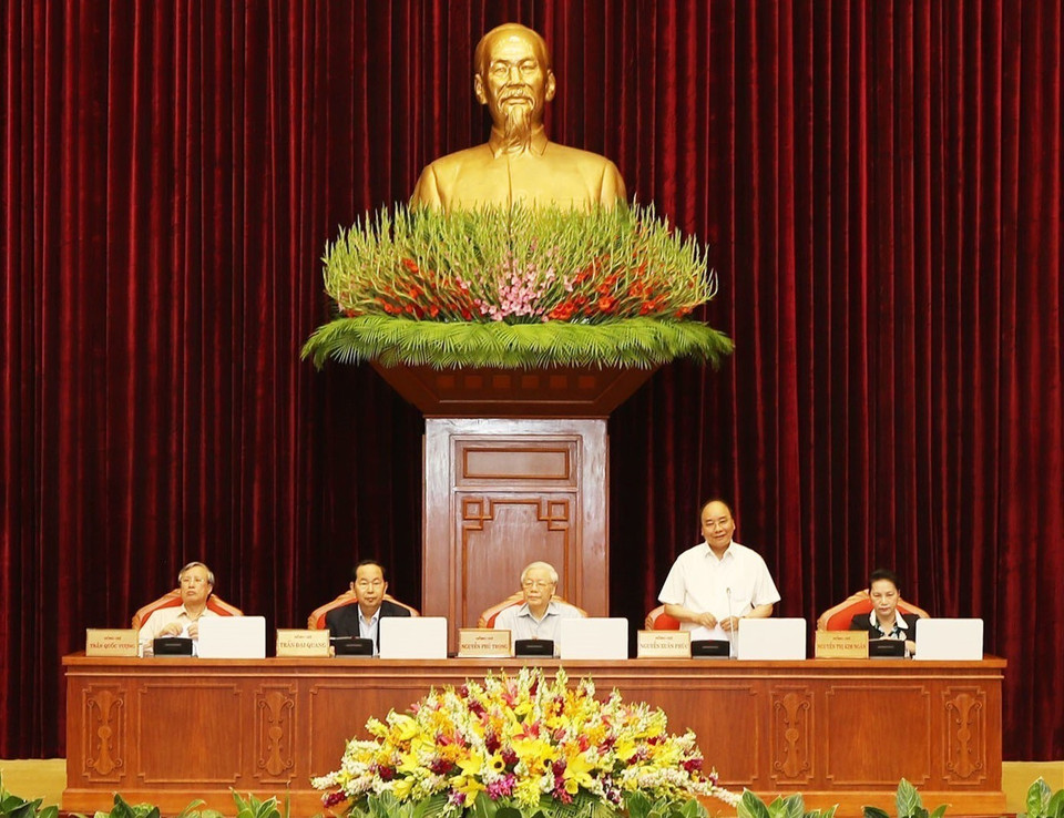 Thủ tướng Chính phủ Nguyễn Xuân Phúc điều hành phiên thảo luận về Đề án Tập trung xây dựng đội ngũ cán bộ các cấp, nhất là cấp chiến lược đủ phẩm chất, năng lực và uy tín, ngang tầm nhiệm vụ, sáng 8/5. (Ảnh: Trí Dũng/TTXVN)