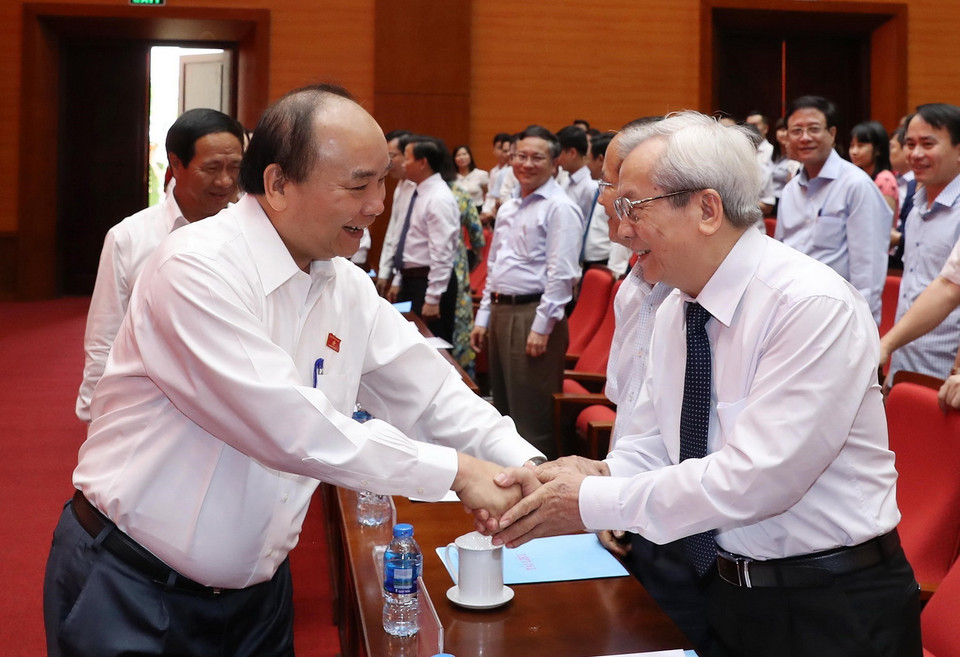 Thủ tướng Nguyễn Xuân Phúc với các cử tri quận Hồng Bàng tại buổi tiếp xúc. (Ảnh: Thống Nhất/TTXVN)