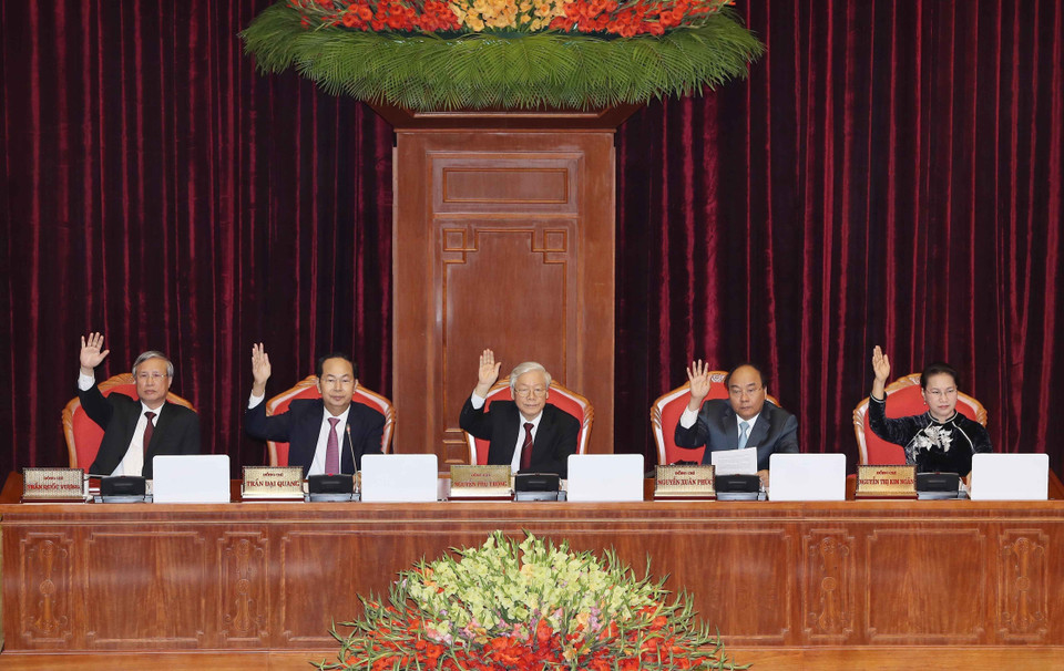 Tổng Bí thư Nguyễn Phú Trọng, Chủ tịch nước Trần Đại Quang, Thủ tướng Nguyễn Xuân Phúc, Chủ tịch Quốc hội Nguyễn Thị Kim Ngân và Thường trực Ban Bí thư Trần Quốc Vượng biểu quyết thông qua Nghị quyết Hội nghị Trung ương lần thứ 7, sáng 12/5. (Ảnh: Thống Nhất/TTXVN)