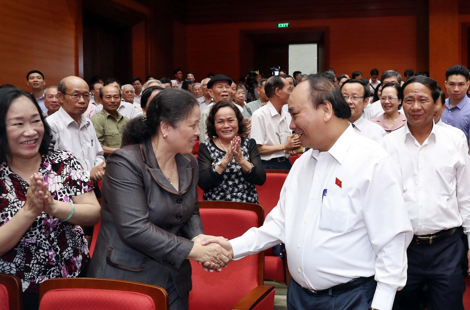 Thủ tướng Nguyễn Xuân Phúc với các cử tri quận Hồng Bàng tại buổi tiếp xúc. (Ảnh: Thống Nhất/TTXVN)