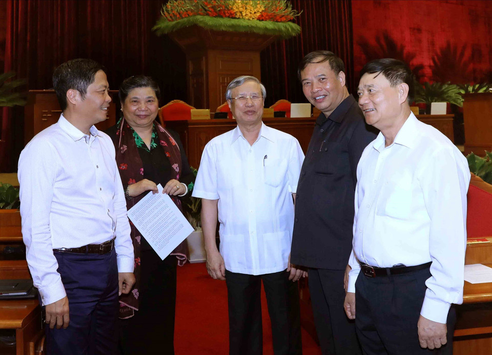 Thường trực Ban Bí thư Trần Quốc Vượng và các đại biểu dự hội nghị chiều 10/5. (Ảnh: Phương Hoa/TTXVN)