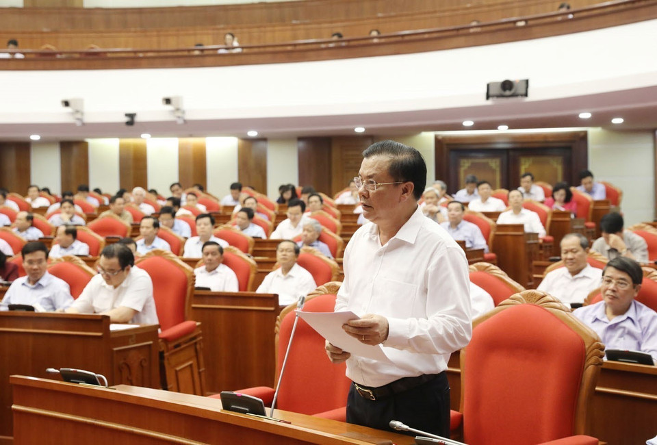 Bộ trưởng Bộ Tài chính Đinh Tiến Dũng phát biểu về Đề án Cải cách chính sách tiền lương đối với cán bộ, công chức, viên chức, lực lượng vũ trang, và người lao động trong doanh nghiệp, chiều 9/5. (Ảnh: Phương Hoa/TTXVN)