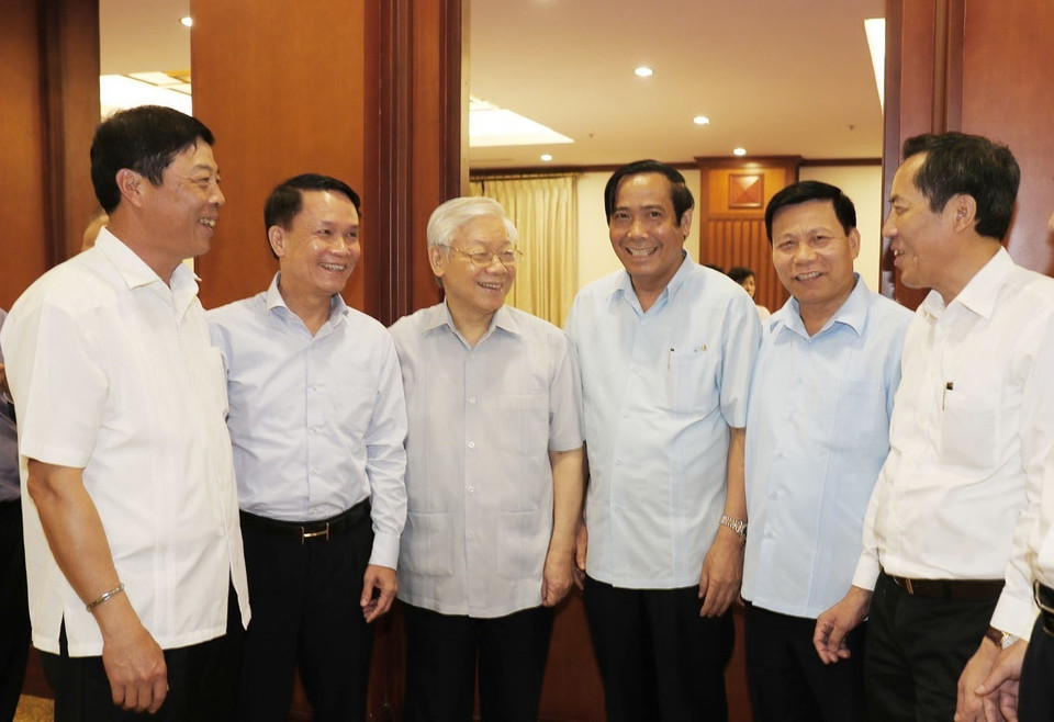 Tổng Bí thư Nguyễn Phú Trọng với các đại biểu, sáng 8/5. (Ảnh: Trí Dũng/TTXVN)