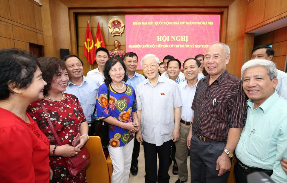 Tổng Bí thư Nguyễn Phú Trọng tiếp xúc cử tri quận Ba Đình, Hoàn Kiếm. (Ảnh: Trí Dũng/TTXVN)