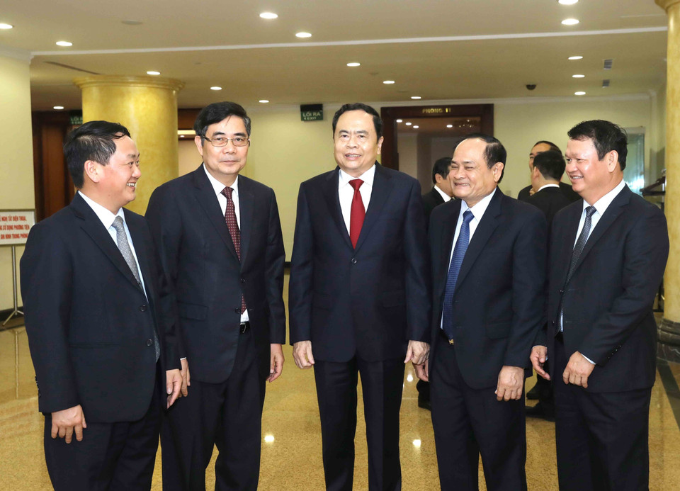 Đại biểu trao đổi bên lề hội nghị, sáng 12/5. (Ảnh: Phương Hoa/TTXVN)