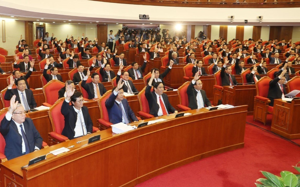 Các đại biểu biểu quyết thông qua Nghị quyết Hội nghị Trung ương lần thứ 7, sáng 12/5. (Ảnh: Trí Dũng/TTXVN)