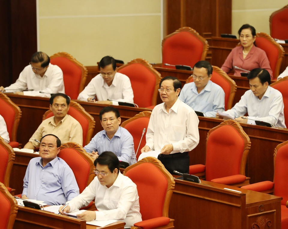 Bộ trưởng Bộ Nội vụ Lê Vĩnh Tân phát biểu về Đề án Cải cách chính sách tiền lương đối với cán bộ, công chức, viên chức, lực lượng vũ trang, và người lao động trong doanh nghiệp, chiều 9/5. (Ảnh: Trí Dũng/TTXVN)