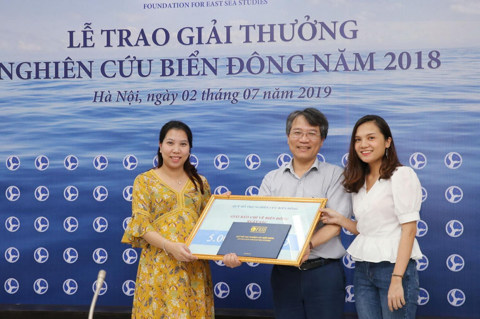 Lễ trao giải Báo chí xuất sắc về biển Đông năm 2018 cho hai tác giả Nguyễn Minh Hằng và Nhan Thanh Huyền với tác phẩm Hướng về Hoàng Sa-Trường Sa (Ban Biên tập tin Đối ngoại, TTXVN). (Ảnh: Lâm Khánh/TTXVN)