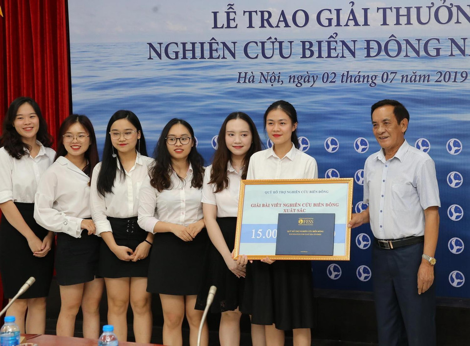 Lễ trao giải Bài viết nghiên cứu biển Đông xuất sắc năm 2018. (Ảnh: Lâm Khánh/TTXVN)