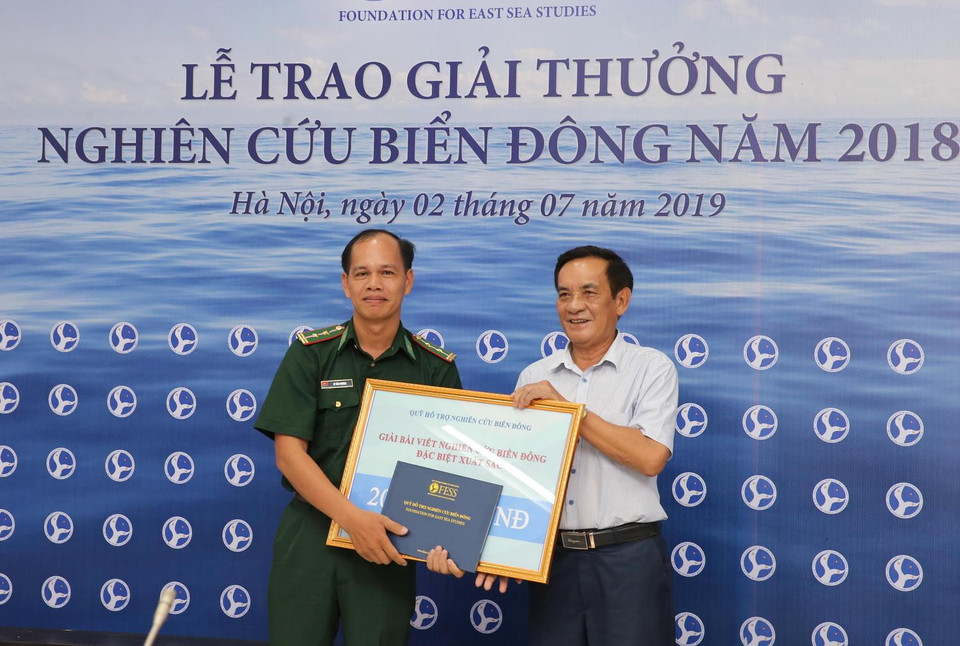 Lễ trao giải Bài viết nghiên cứu biển Đông đặc biệt xuất sắc năm 2018 cho Trung tá Lê Văn Chương, phóng viên báo Biên Phòng. (Ảnh: Lâm Khánh/TTXVN)