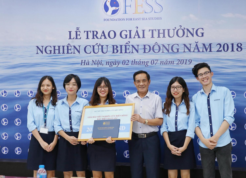 Trong ảnh: Lễ trao giải Bài viết nghiên cứu biển Đông đặc biệt xuất sắc năm 2018 cho nhóm sinh viên Học viện Ngoại giao. (Ảnh: Lâm Khánh/TTXVN)