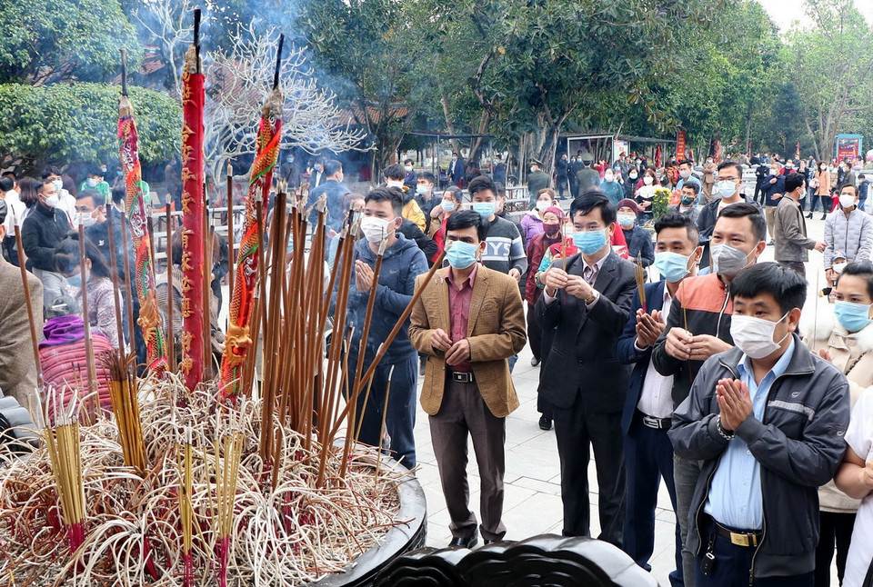 Dâng hương tri ân công đức Tổ Mẫu Âu Cơ. (Ảnh: Trung Kiên/TTXVN)