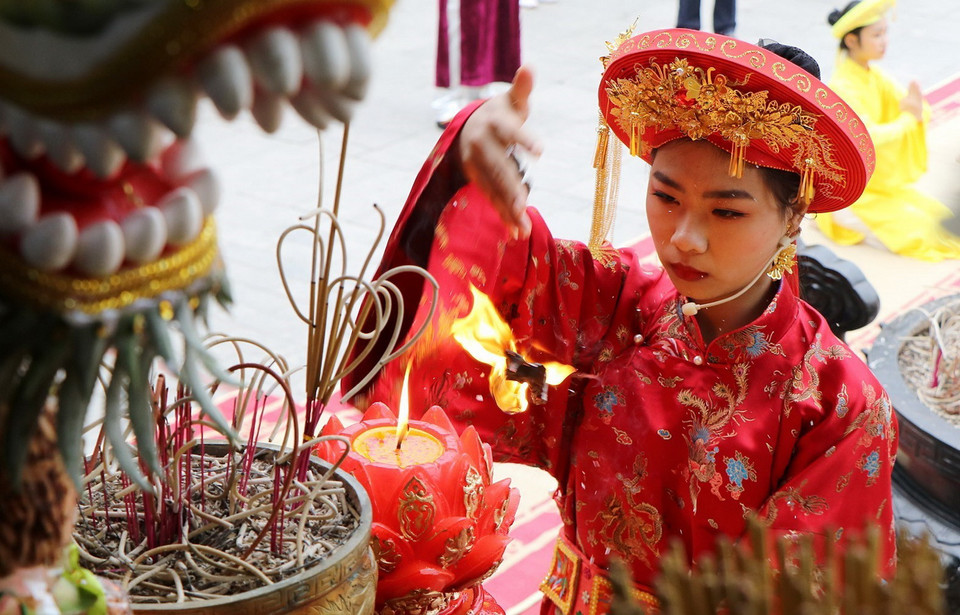 Em Nguyễn Thị Thùy Linh được chọn làm Chủ tế, thực hiện nghi thức hóa Chúc. (Ảnh: Trung Kiên/TTXVN)