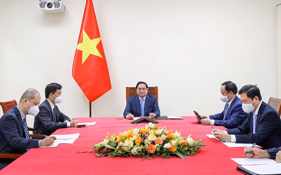 Quang cảnh buổi điện đàm giữa Thủ tướng Phạm Minh Chính với Thủ tướng Lào Phankham Viphavan. (Ảnh: Dương Giang/TTXVN)