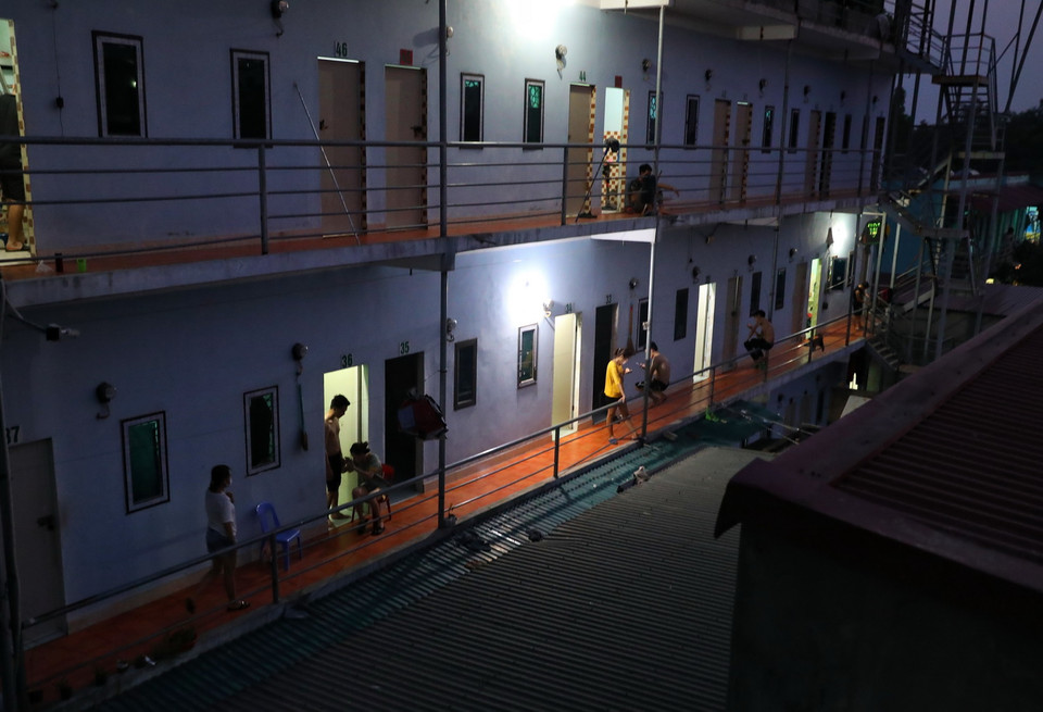 Người dân hạn chế tối đa ra khỏi nhà, chủ yếu đứng cửa để hóng mát tại các xóm trọ, tại tổ dân phố My Diềm 1. (Ảnh: Danh Lam/TTXVN)