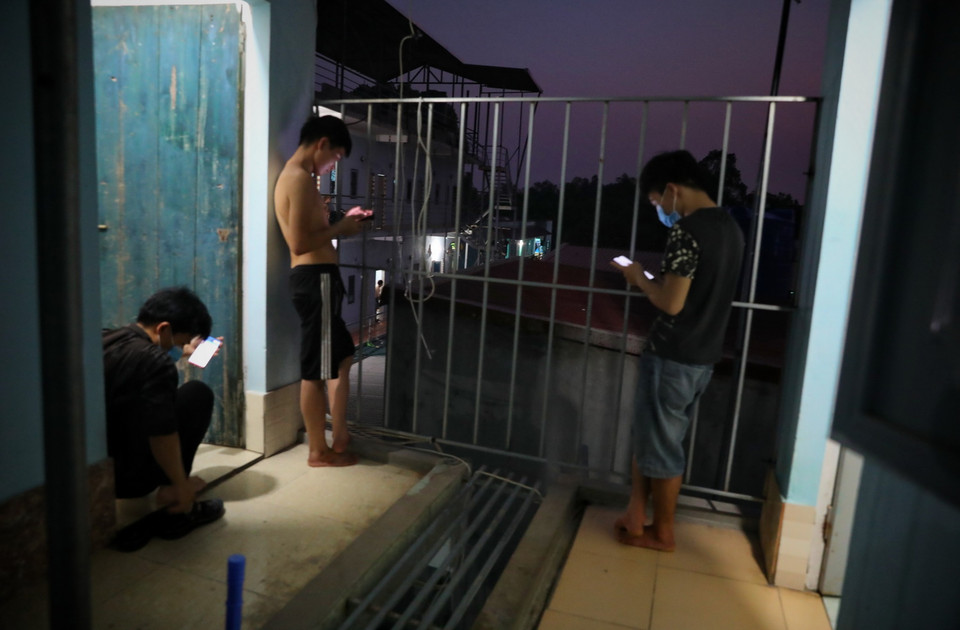 Người dân hạn chế tối đa ra khỏi nhà, chủ yếu đứng cửa để hóng mát tại tổ dân phố My Diềm 1. (Ảnh: Danh Lam/TTXVN)