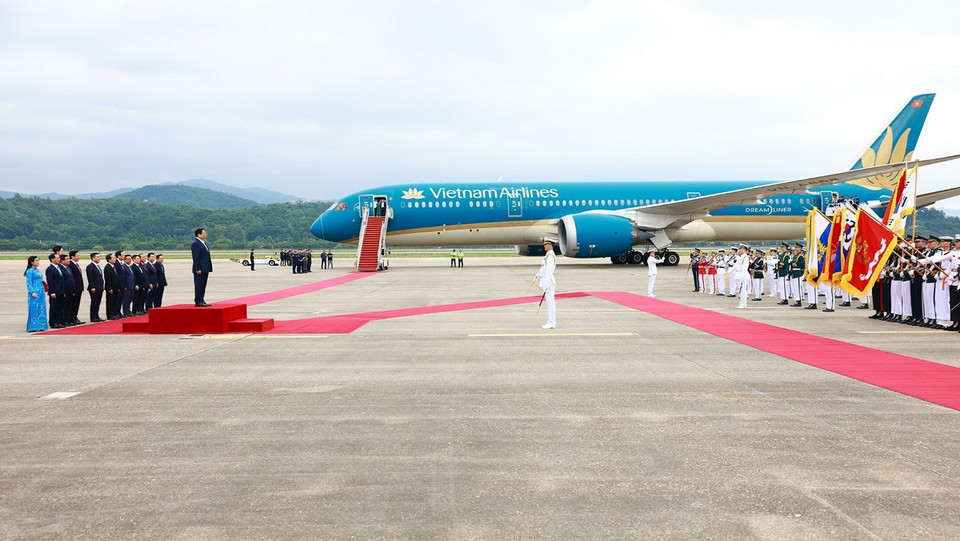 Lễ đón Thủ tướng Phạm Minh Chính và Phu nhân tại Sân bay quân sự Seongnam, tỉnh Gyeonggi. (Ảnh: Dương Giang/TTXVN)
