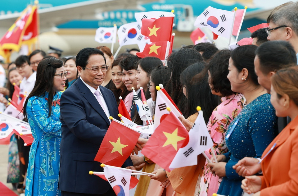 Cộng đồng người Việt Nam tại Hàn Quốc chào đón Thủ tướng Phạm Minh Chính và Phu nhân. (Ảnh: Dương Giang/TTXVN)