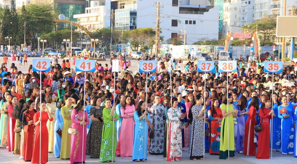 Hơn 2.000 chị em là đoàn viên công đoàn, giáo viên và cán bộ, hội viên phụ nữ đến từ 124 cơ quan, đơn vị, địa phương thuộc thành phố Nha Trang đã tham gia diễu hành áo dài. (Ảnh: Phan Sáu/TTXVN)