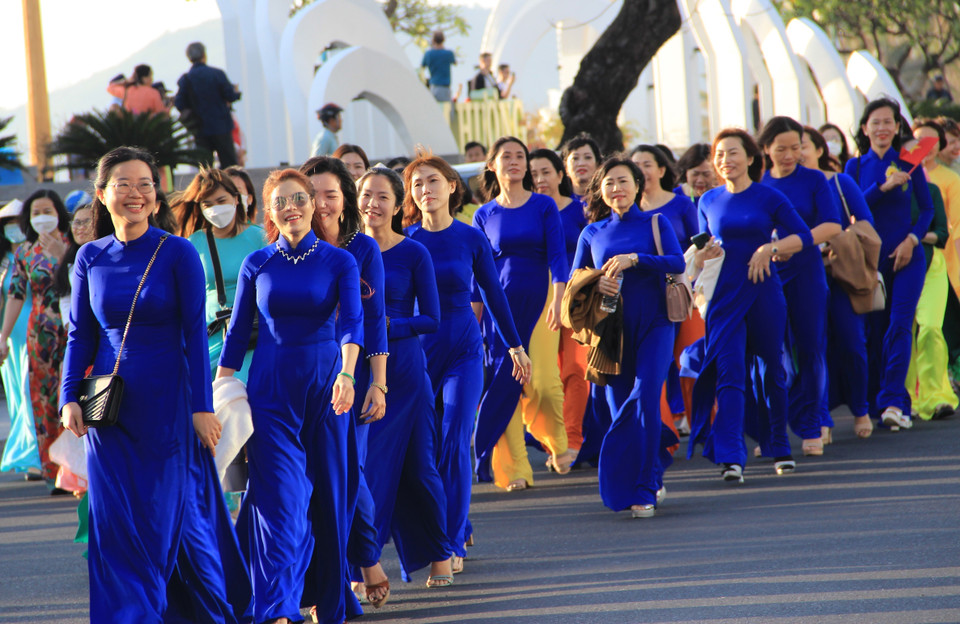 Trình diễu áo dài đồng phục của các đơn vị qua các tuyến phố của thành phố Nha Trang. (Ảnh: Phan Sáu/TTXVN)