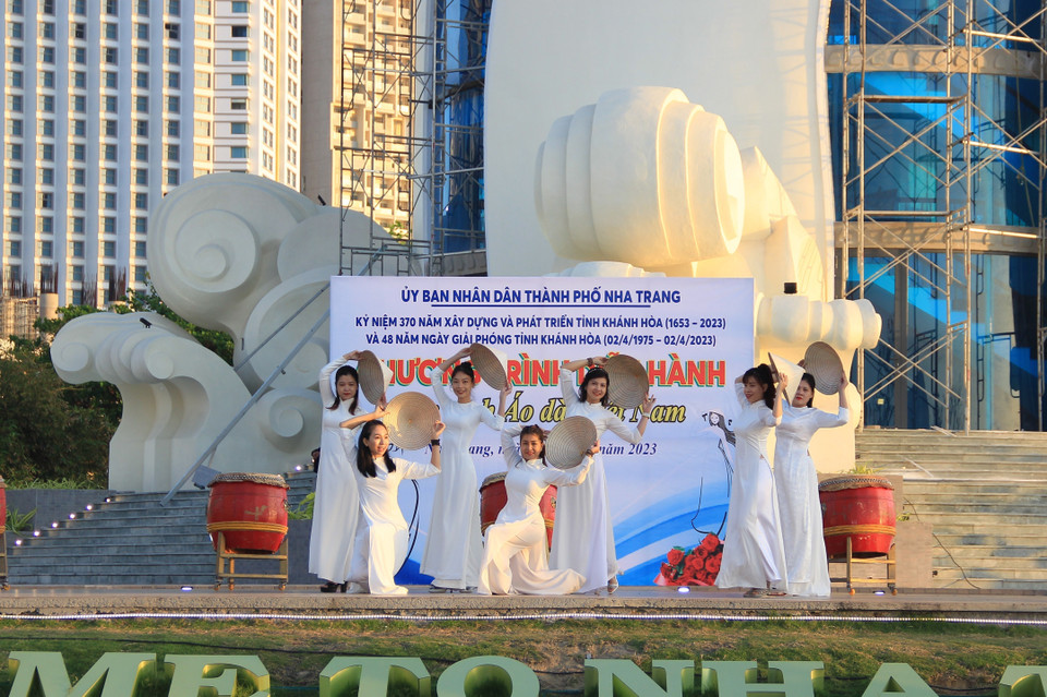Một tiết mục văn nghệ trình diễn áo dài trong buổi lễ trình diễu áo dài của thành phố Nha Trang. (Ảnh: Phan Sáu/TTXVN)