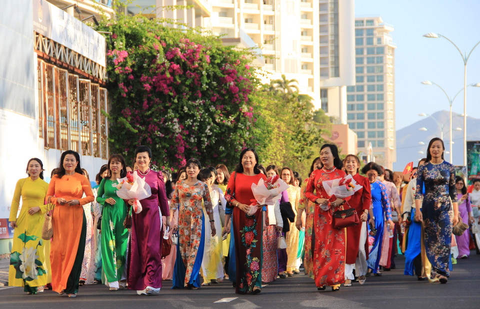 Trình diễu áo dài qua các tuyến phố của thành phố Nha Trang. (Ảnh: Phan Sáu/TTXVN)