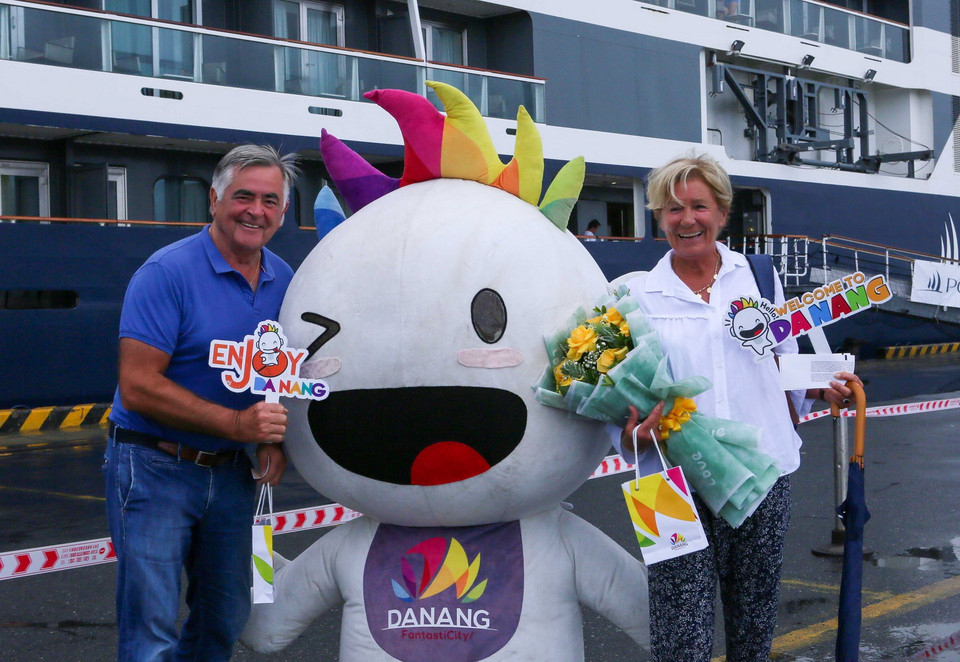  Du khách quốc tế hào hứng khi đến tham quan Đà Nẵng và Quảng Nam. (Ảnh: Trần Lê Lâm/TTXVN)