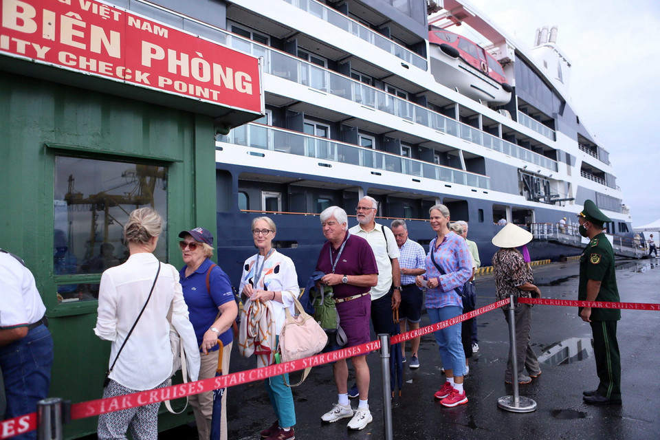  Du khách quốc tế làm thủ tục Cảng Tiên Sa. (Ảnh: Trần Lê Lâm/TTXVN)