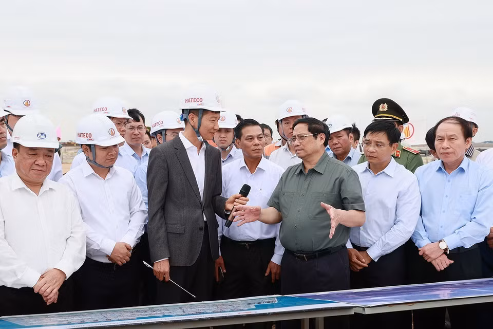 Thủ tướng Phạm Minh Chính kiểm tra hình hình thi công xây dựng bến cảng tại Cảng cửa ngõ quốc tế Hải Phòng. Ảnh: Dương Giang-TTXVN 