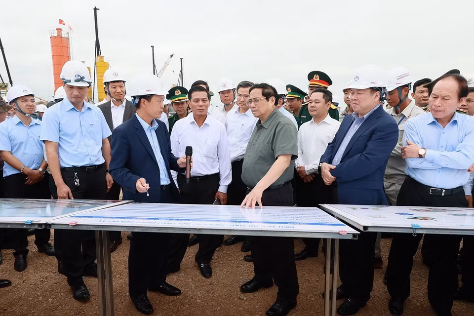 Thủ tướng Phạm Minh Chính kiểm tra hình hình thi công xây dựng bến cảng tại Cảng cửa ngõ quốc tế Hải Phòng. Ảnh: Dương Giang-TTXVN 