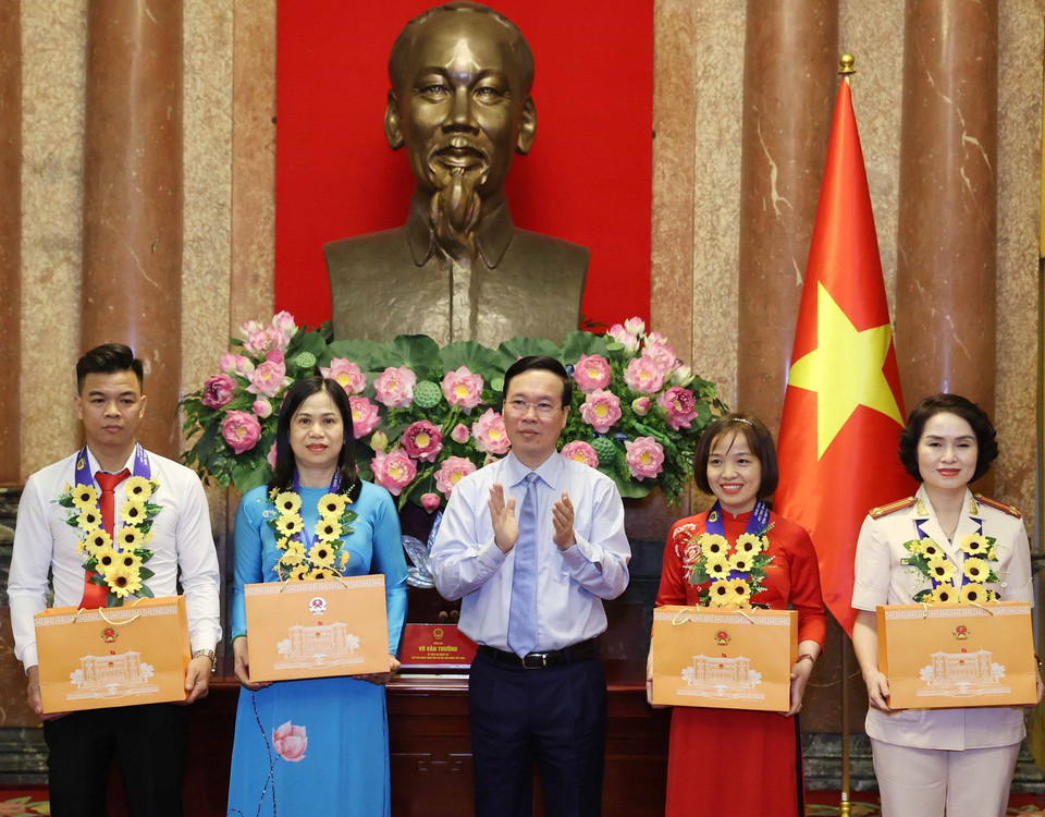 Chủ tịch nước Võ Văn Thưởng tặng quà lưu niệm cho các cá nhân. (Ảnh: Thống Nhất/TTXVN)