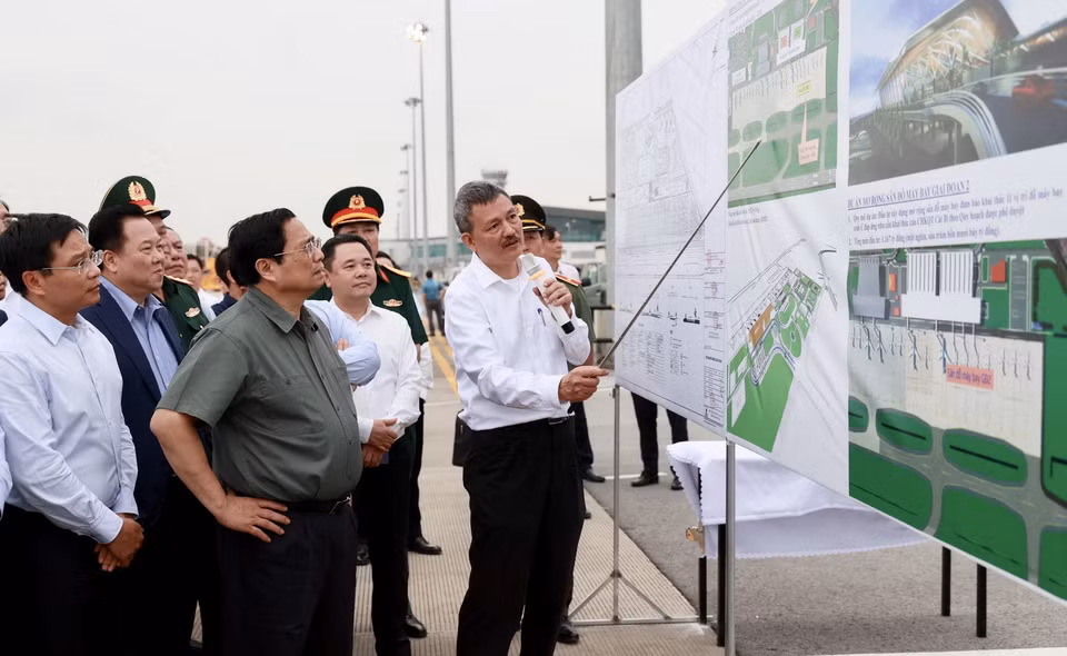 Thủ tướng Phạm Minh Chính nghe báo cáo dự án xây dựng Nhà ga T2, Cảng hàng không Quốc tế Cát Bi tại Hải Phòng. Ảnh: Dương Giang-TTXVN